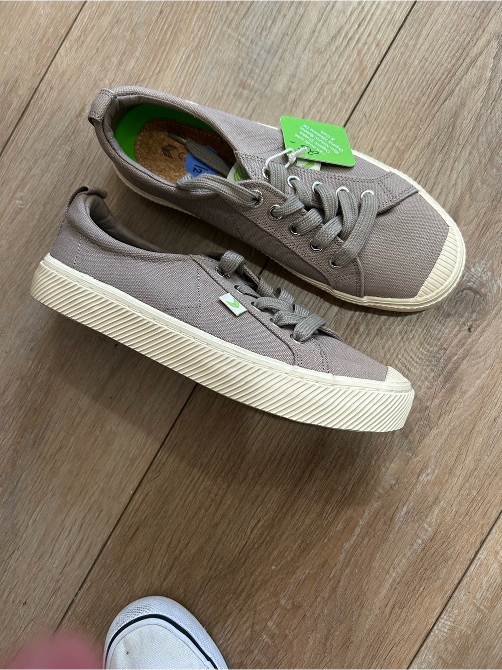 Cariuma women’s  organic cotton Gray Canvas Low-Top Sneakers - Picture 3 of 5